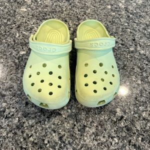 Kids crocs J4 in celery green